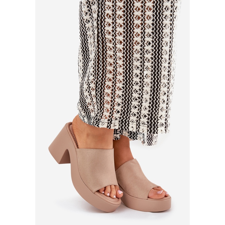 Naisten tossut Khaki -postissa ja alustalla beige 1