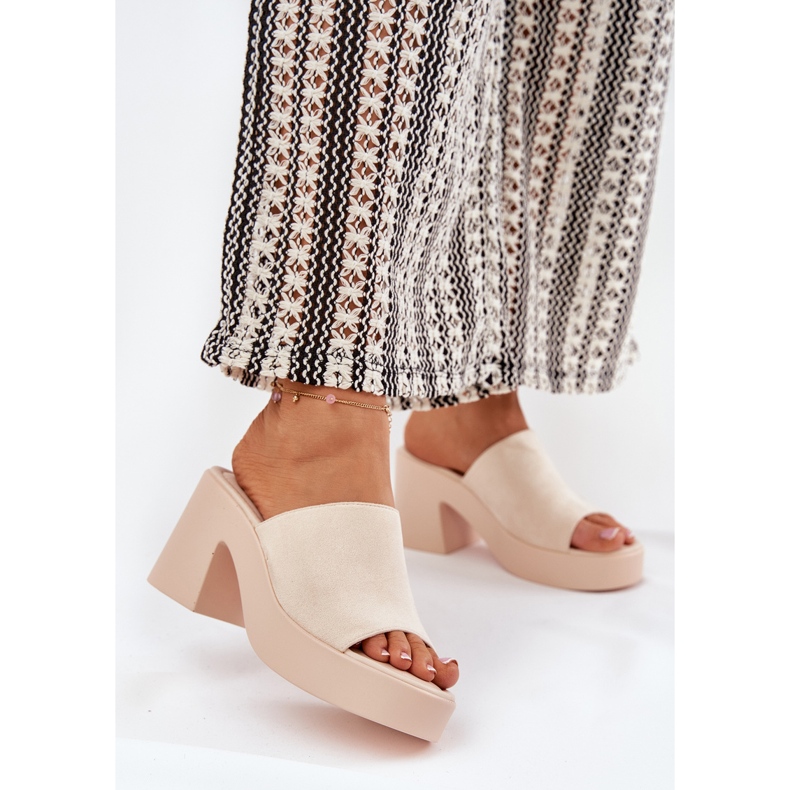 Naisten tossut postitse ja alustalla beige 2