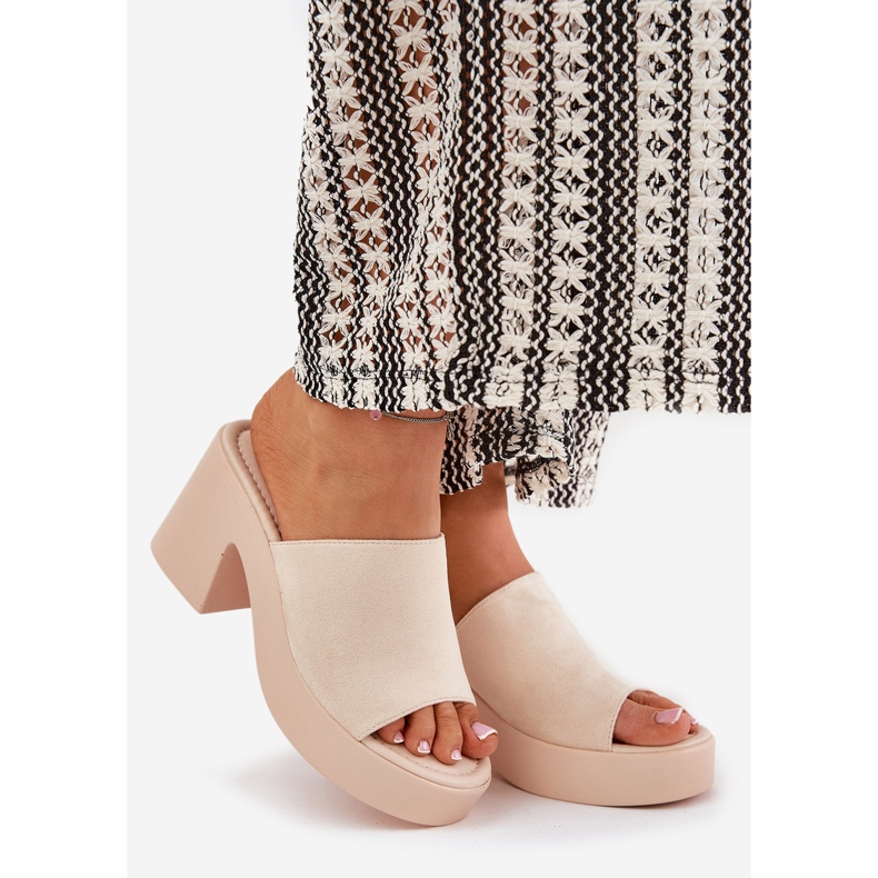 Naisten tossut postitse ja alustalla beige 1