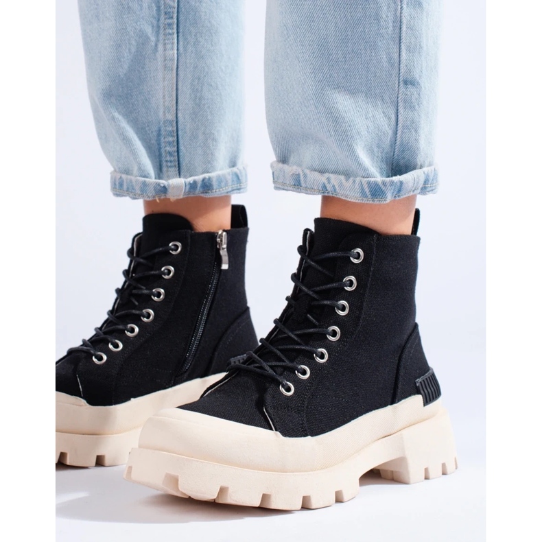 Trappers S. Barskin laiturilla musta 1