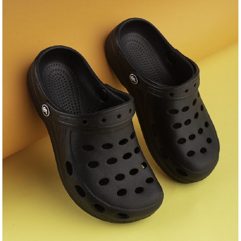 Poikien mustat kevyet varvastossut 1