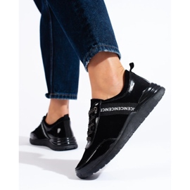 Mustat luonnonnahasta valmistetut urheilukengät 1