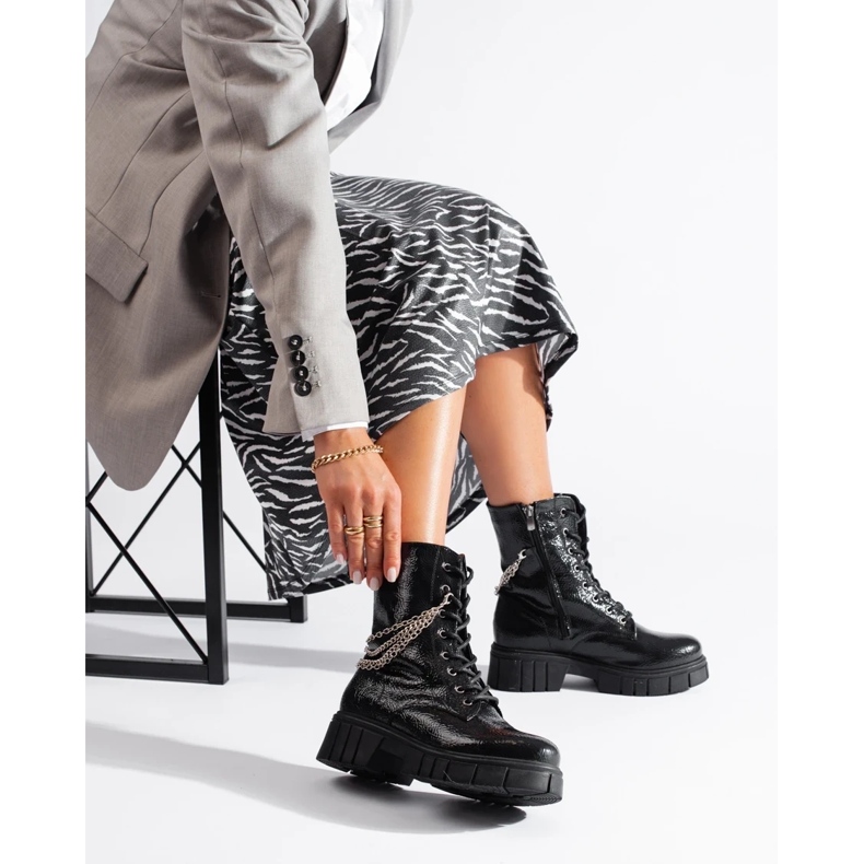 Mustat ketjulliset saappaat Sokolskilta 1