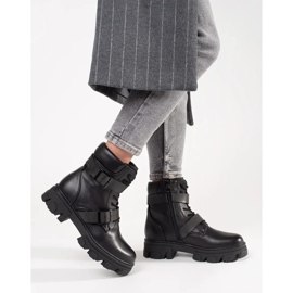 Työntekijät mustalla soljella 2