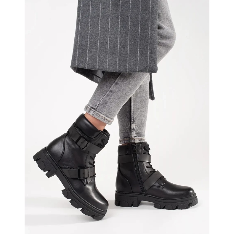 Työntekijät mustalla soljella 2