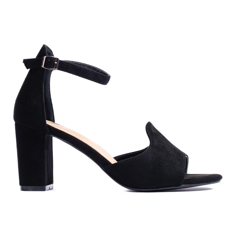 Mustat naisten sandaalit pylväässä W. Potocki 1