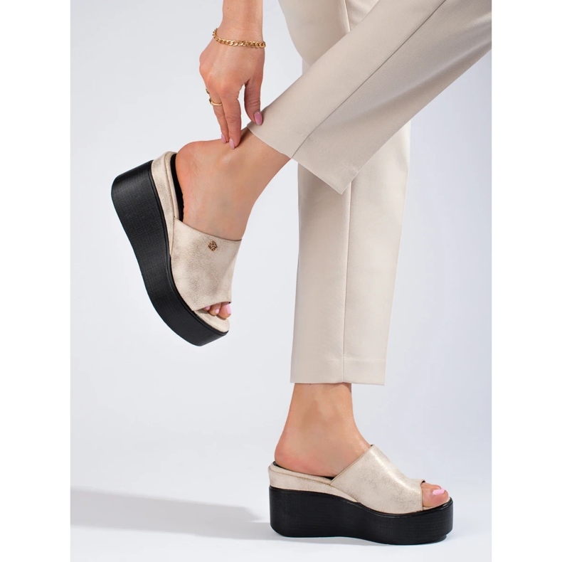 Metallinen läppä flops korkealla kiilalla kultainen 2