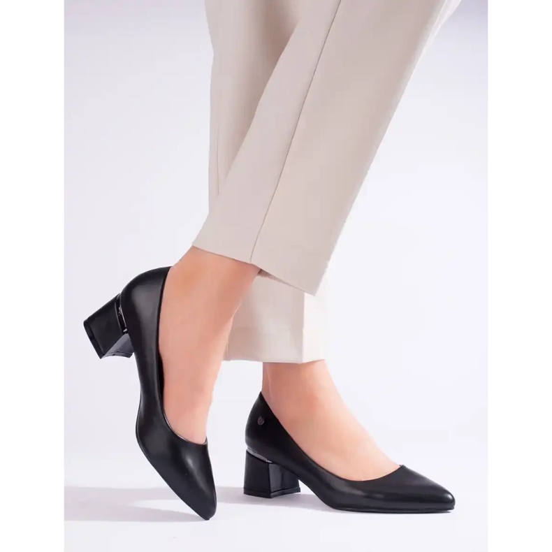 Naisten matalakorkoiset pumput, musta Vinceza 1