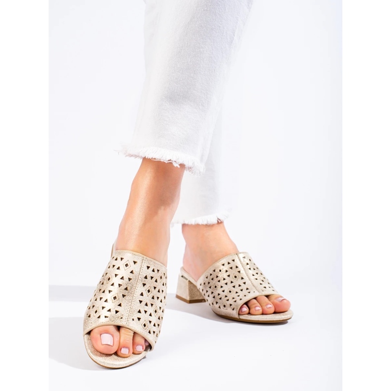 AVOLLISUUNNA GOLDEN FLIP FLOPS matalalla metallisella pylväällä kultainen 1