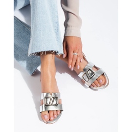 Hopeanväriset litteät sandaalit Shelovet-koristeella 1