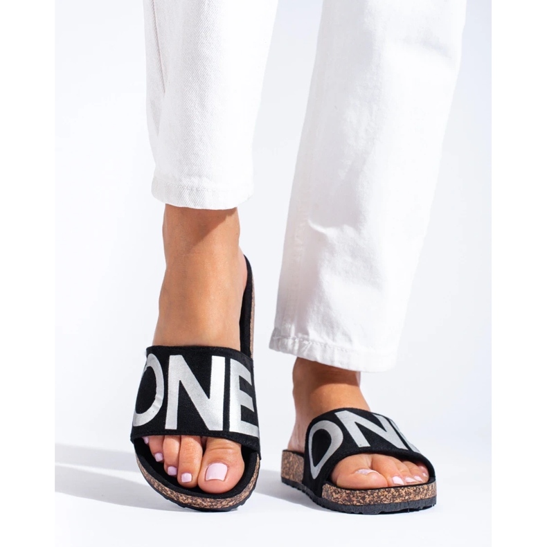 Mustat varvastossut hopeisilla kirjaimilla Shelovet-lakissa 2