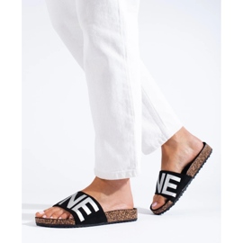 Mustat varvastossut hopeisilla kirjaimilla Shelovet-lakissa 1