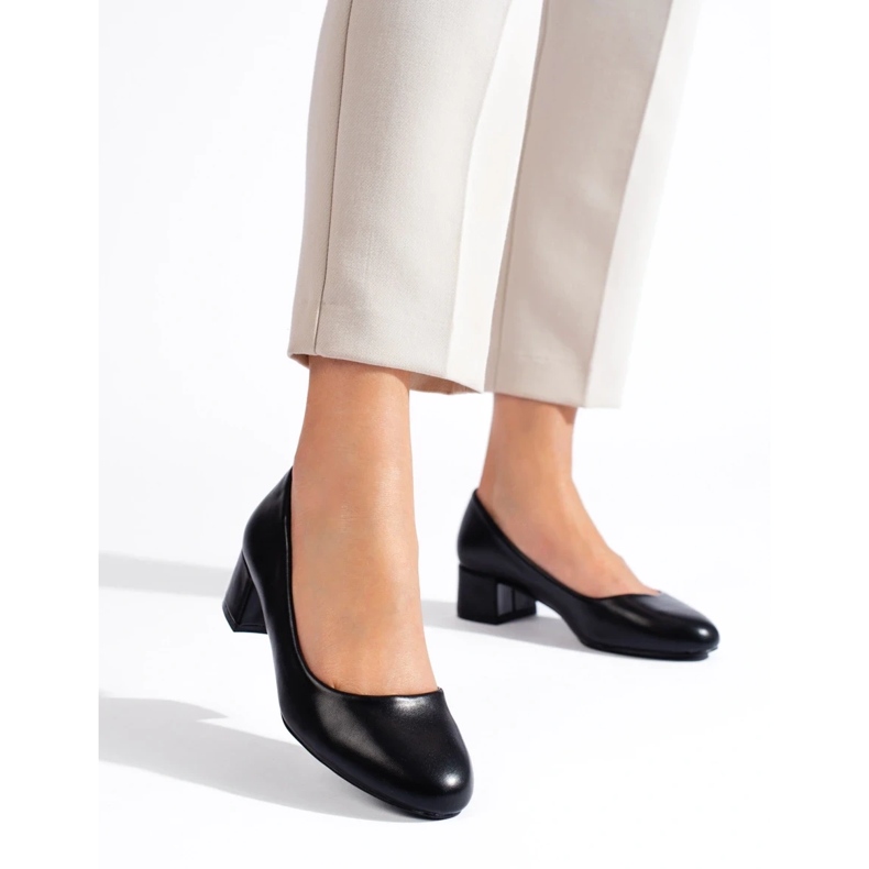 Naisten mustat matalakorkoiset pumput 1