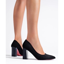 Naisten mustat pumput pylväässä 1