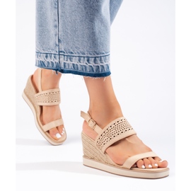 Naisten beigenväriset kiila sandaalit 2