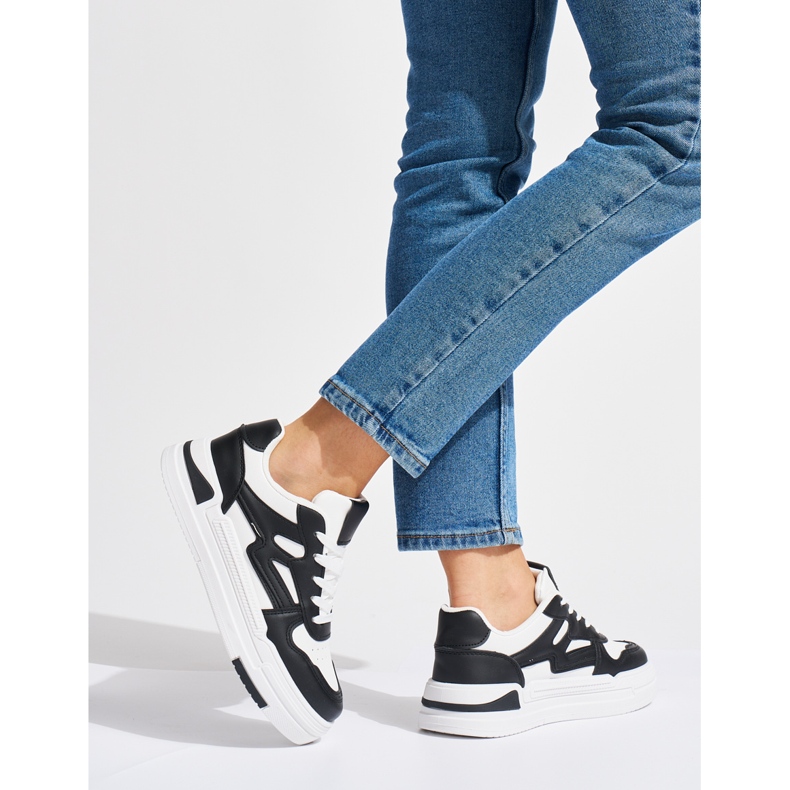 Mustavalkoiset alustalenkkarit 1