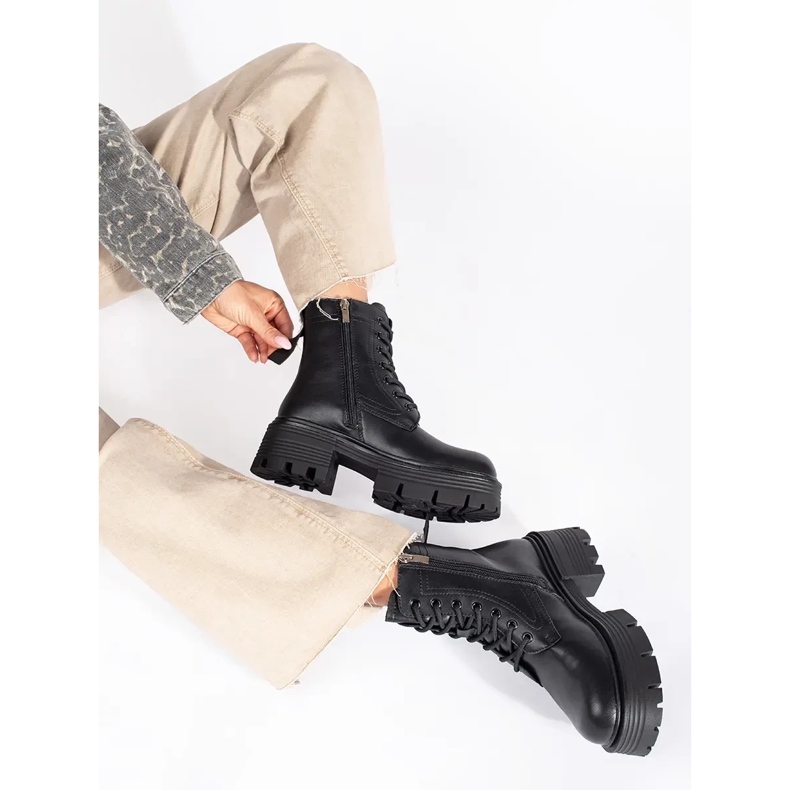 Mustat nahkasaappaat, joissa paksu pohja 1