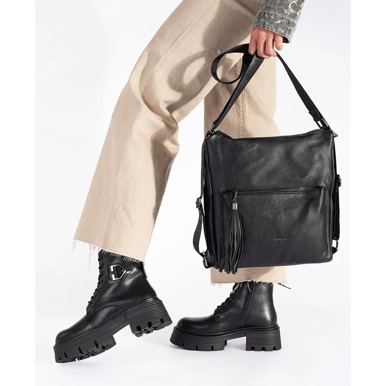 Mustat nahkasaappaat, joissa paksu pohja 2