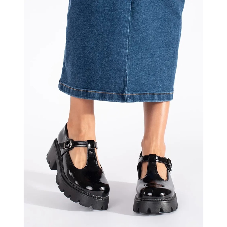 Naisten mustat patentoidut kengät alustalla 1