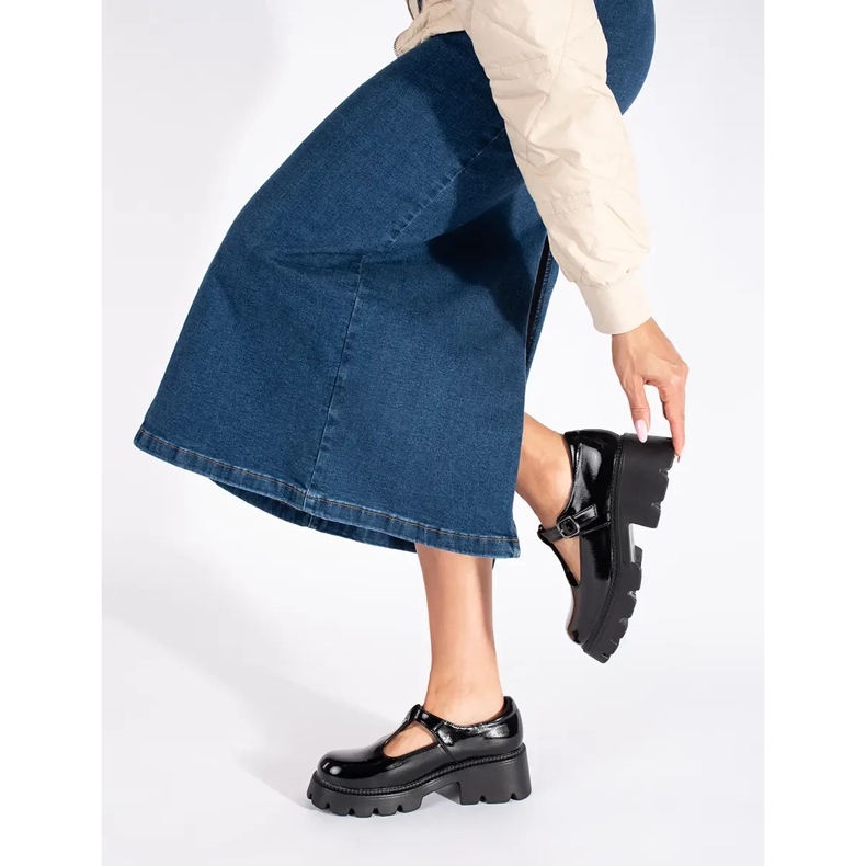 Naisten mustat patentoidut kengät alustalla 2