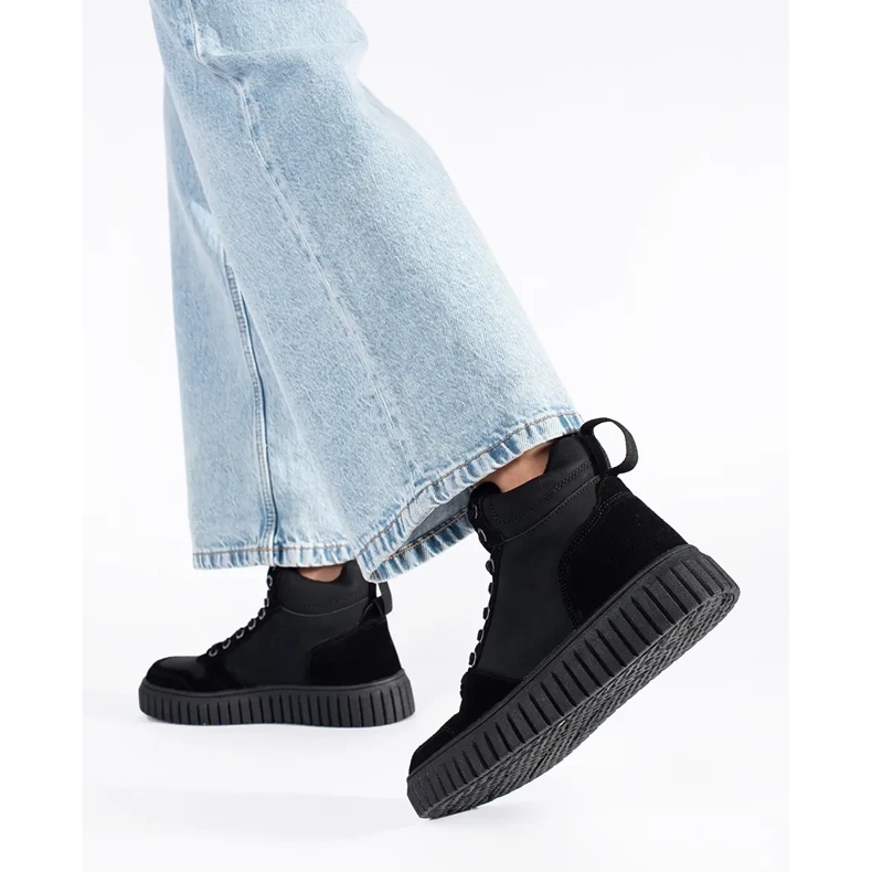 Mustat luonnonnahasta valmistetut saappaat paksulla kohokuvioidulla pohjalla 1