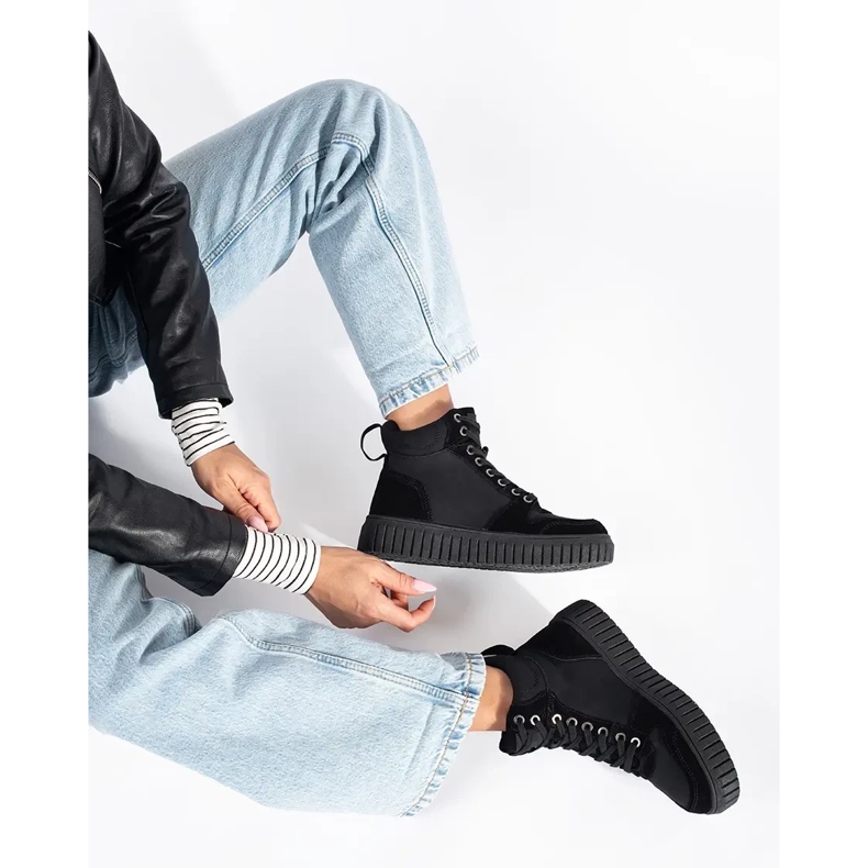 Mustat luonnonnahasta valmistetut saappaat paksulla kohokuvioidulla pohjalla 2