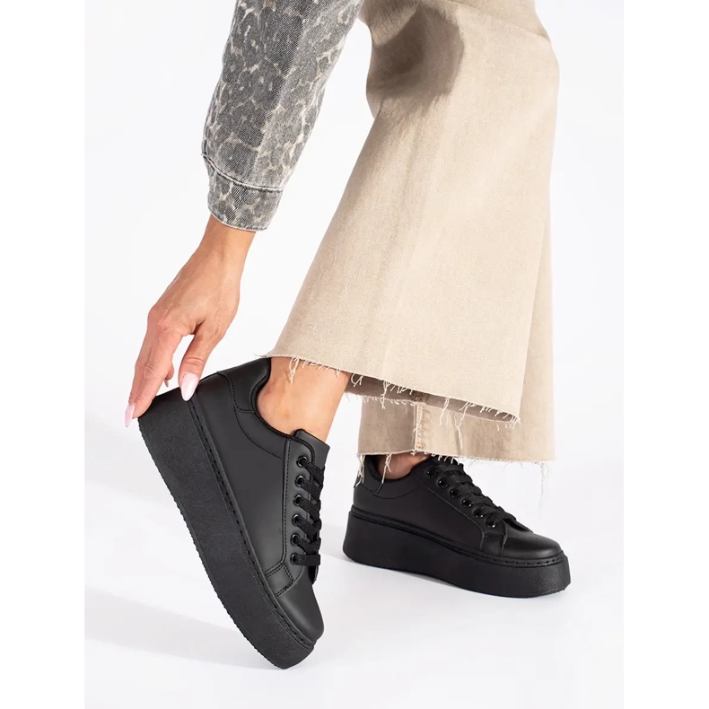 Mustat lenkkarit lavalla 2