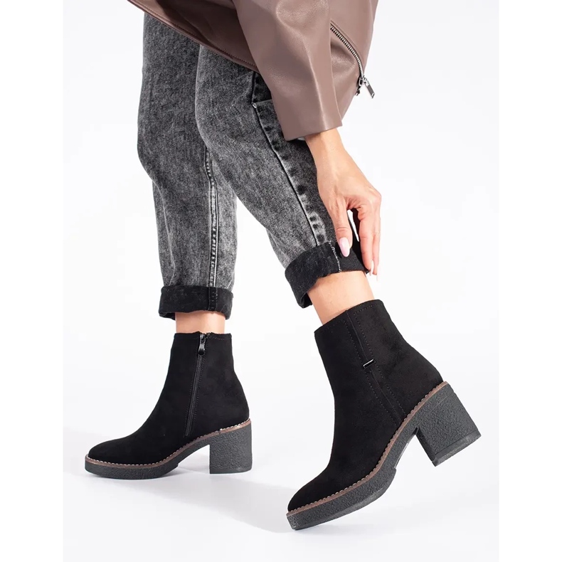 Mokkanahkasaappaat pylväässä musta 1