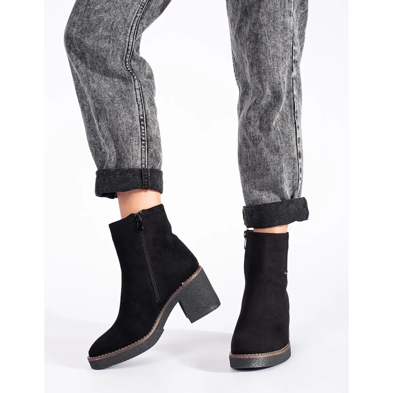 Mokkanahkasaappaat pylväässä musta 2