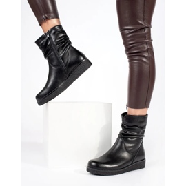 Mustat naisten nahkaiset nilkkurit matalalla kiilalla, jossa röyhelöpäällinen Sergio Leone 1