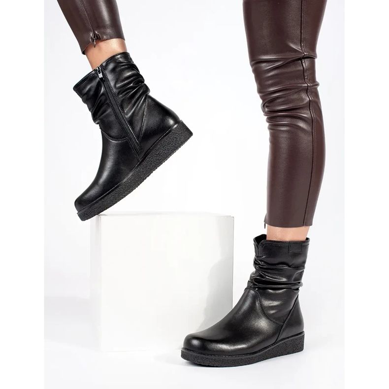 Mustat naisten nahkaiset nilkkurit matalalla kiilalla, jossa röyhelöpäällinen Sergio Leone 1