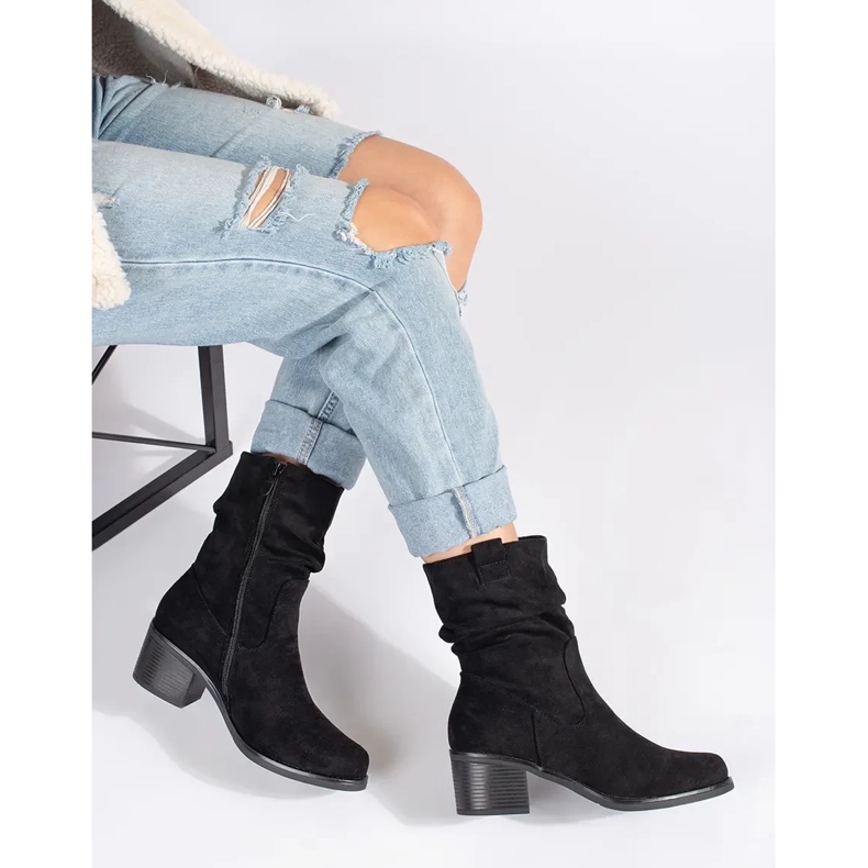 Mustat naisten cowboy-tyyliset saappaat, joissa röyhelöpäällinen 1