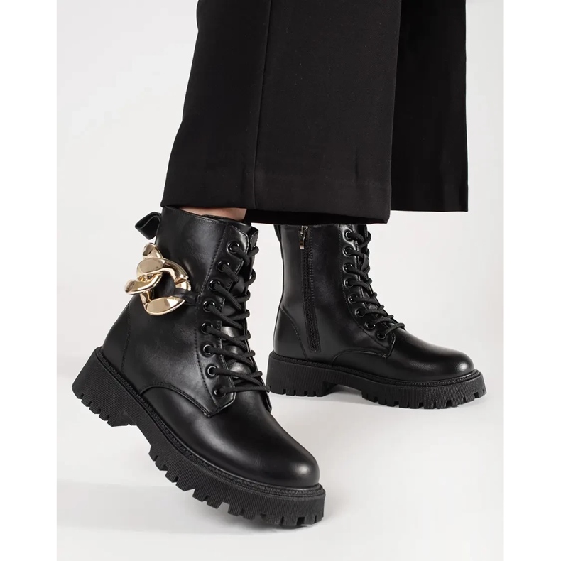 Mustat työntekijät, joilla on kultainen ketju 1