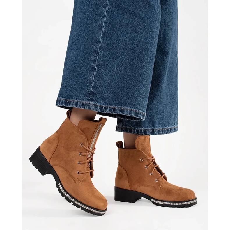 Vaaleanruskeat nauhat 1