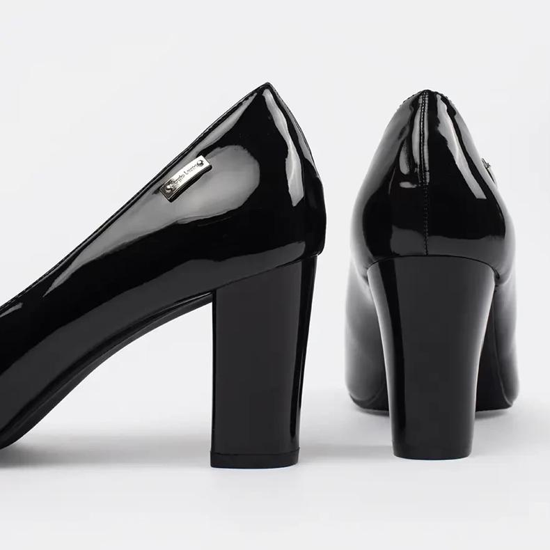 Maalattu mustia pumppuja Sergio Leone Postissa musta 2