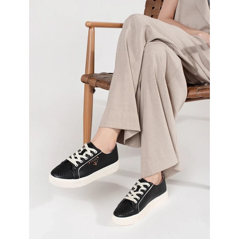 Goodin Musta nahka lenkkarit lavalla 1