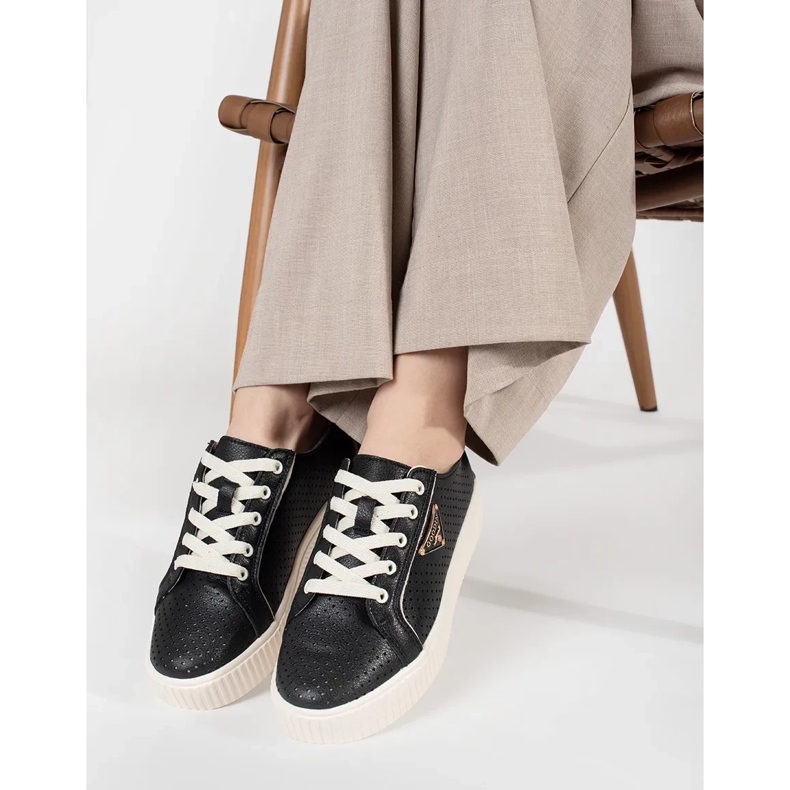 Goodin Musta nahka lenkkarit lavalla 2