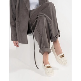 Goodin Nahkavalo beige -leipomot ketjulla lavalla 2