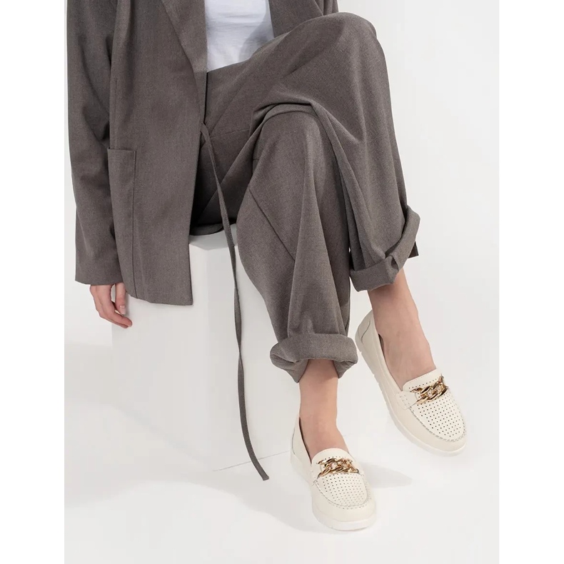 Goodin Nahkavalo beige -leipomot ketjulla lavalla 2