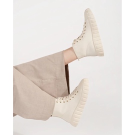 Goodin High Light -beige naisten lenkkarit laiturilla 2