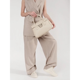 Goodin High Light -beige naisten lenkkarit laiturilla 4