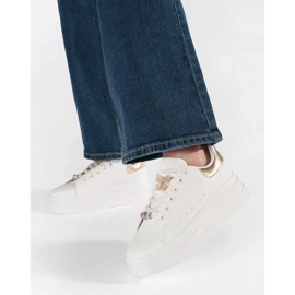 Valkoiset lenkkarit laiturilla nastalla valkoinen 1