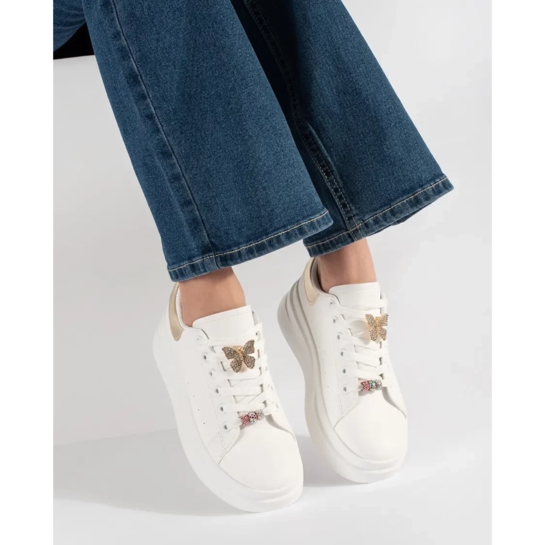 Valkoiset lenkkarit laiturilla nastalla valkoinen 2