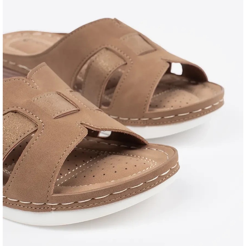 Mukavat tossut matalalla beige -kiilalla 1