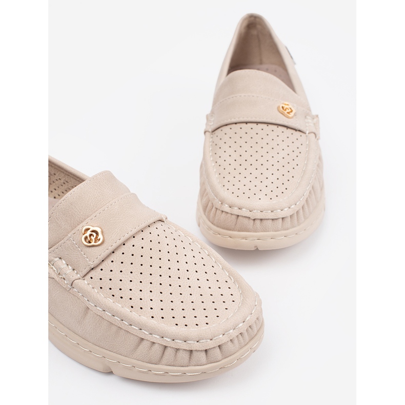 Goodin Light -Beige Openwork Leafers, jossa on kultainen elementti 1