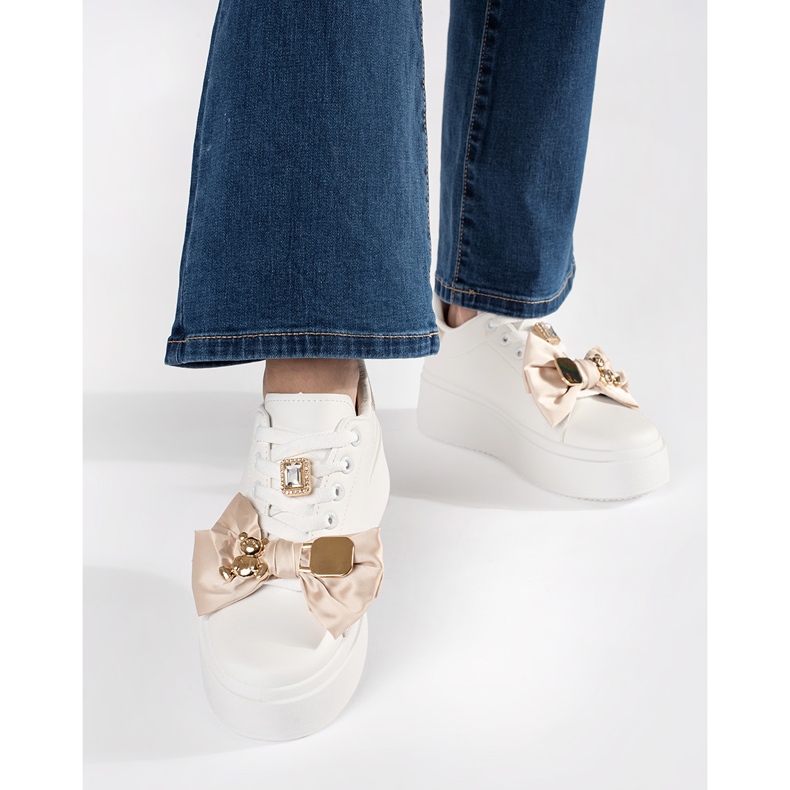 Valkoiset ja kultaiset lenkkarit kultaisilla lisäyksillä valkoinen 2