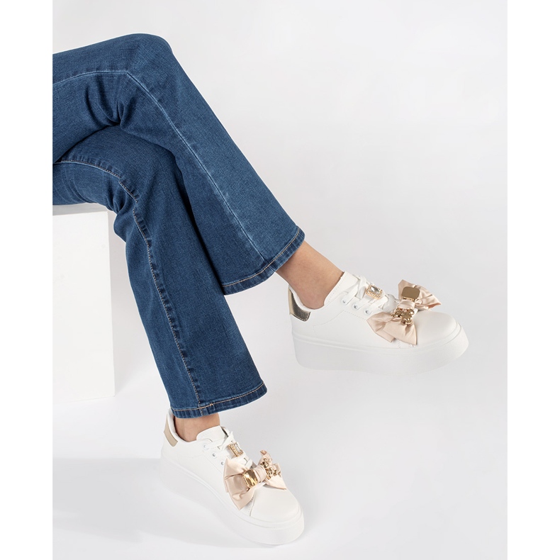 Valkoiset ja kultaiset lenkkarit kultaisilla lisäyksillä valkoinen 1