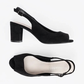 Goodin Mokkanahkasandaalit pylväässä musta 1