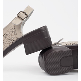 Goodin Beige ruskeantuneet matalalla olevat sandaalit 1