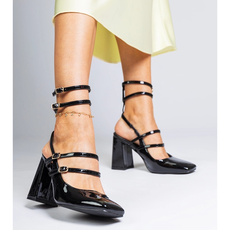 Postissa lakattu mustat sandaalit 1